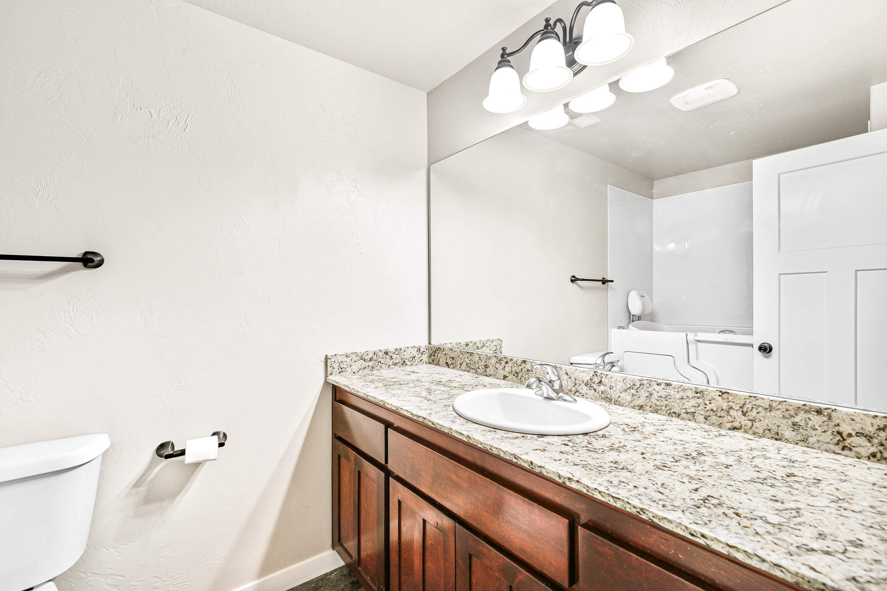3288 Grant Road Central Point, OR 97502 - Photo 14 of 30 9R9A5857