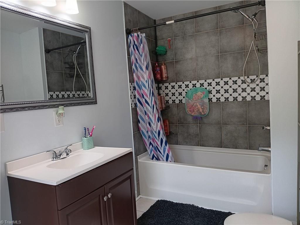 866 Mountain Road Asheboro, NC 27205 - Photo 42 of 50 Bathrrom 2