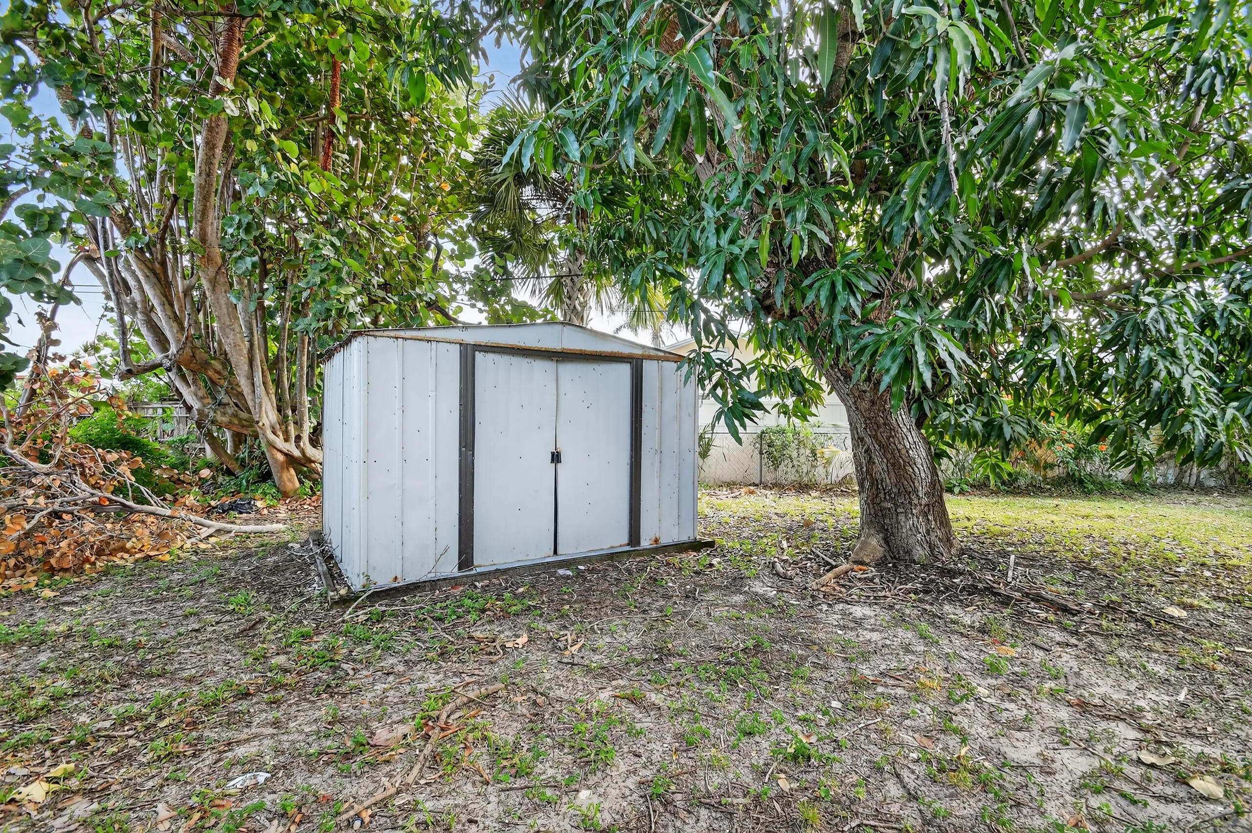 173 West 18th Street Riviera Beach, FL 33404 - Photo 24 of 28 a backyard of a house with lots of green space