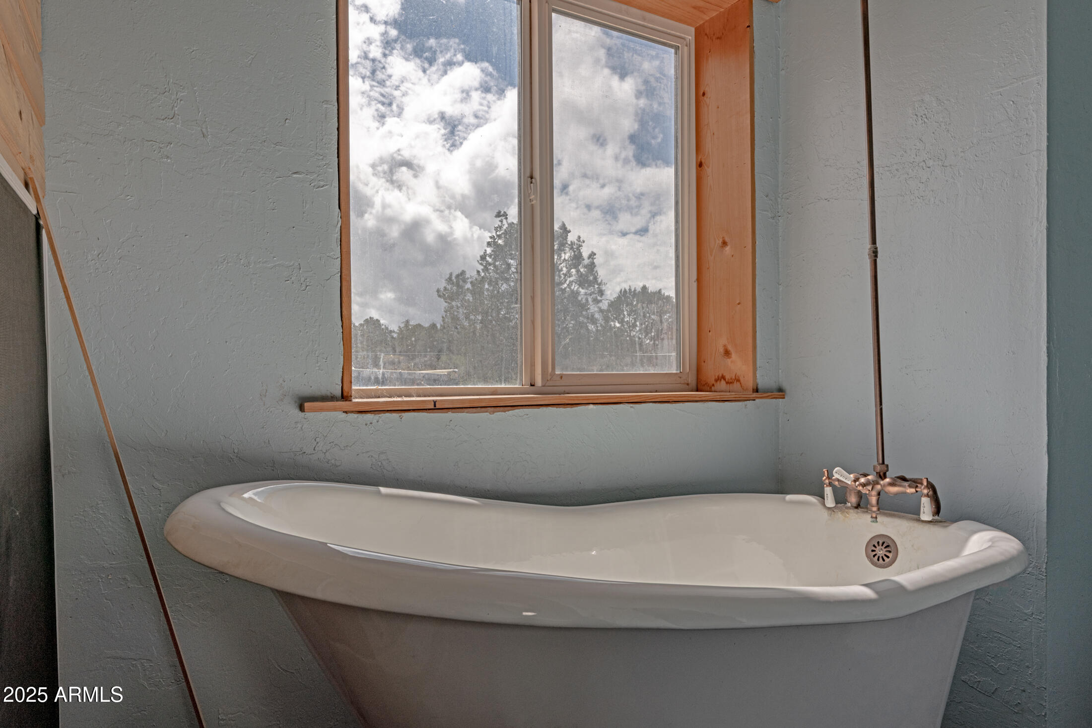 4933 Sawmill Road Clay Springs, AZ 85923 - Photo 13 of 14 a bathroom with a sink and a toilet