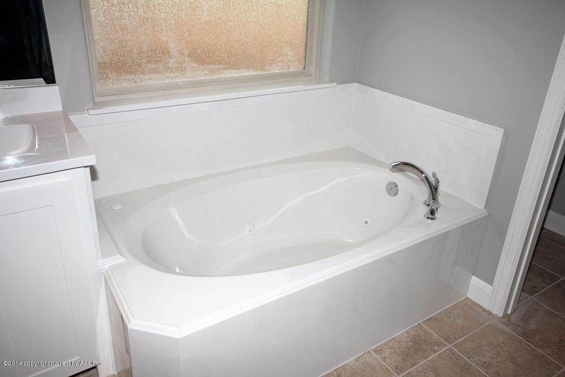 15313 South Dowell Road Amarillo, TX 79119 - Photo 24 of 47 Master Bathtub