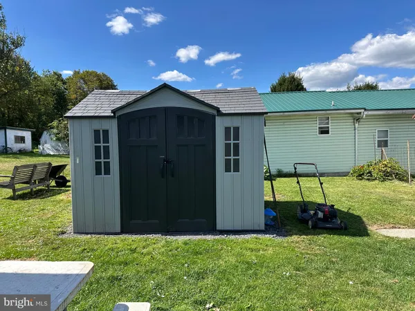 a view of a house with backyard