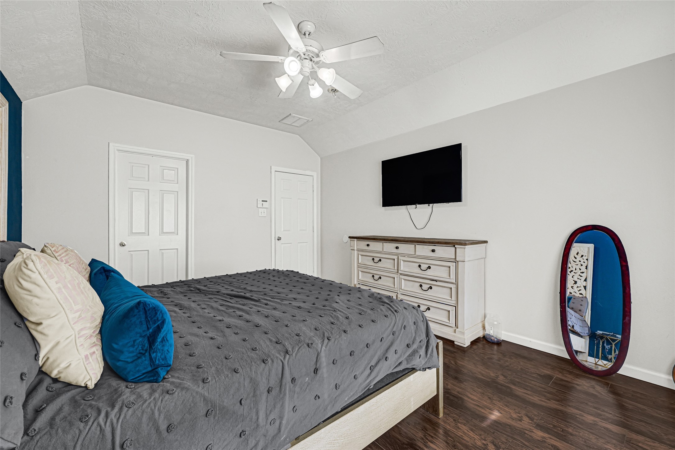 5707 Meadow Breeze Lane Rosharon, TX 77583 - Photo 15 of 26 a bedroom with a bed and a flat screen tv