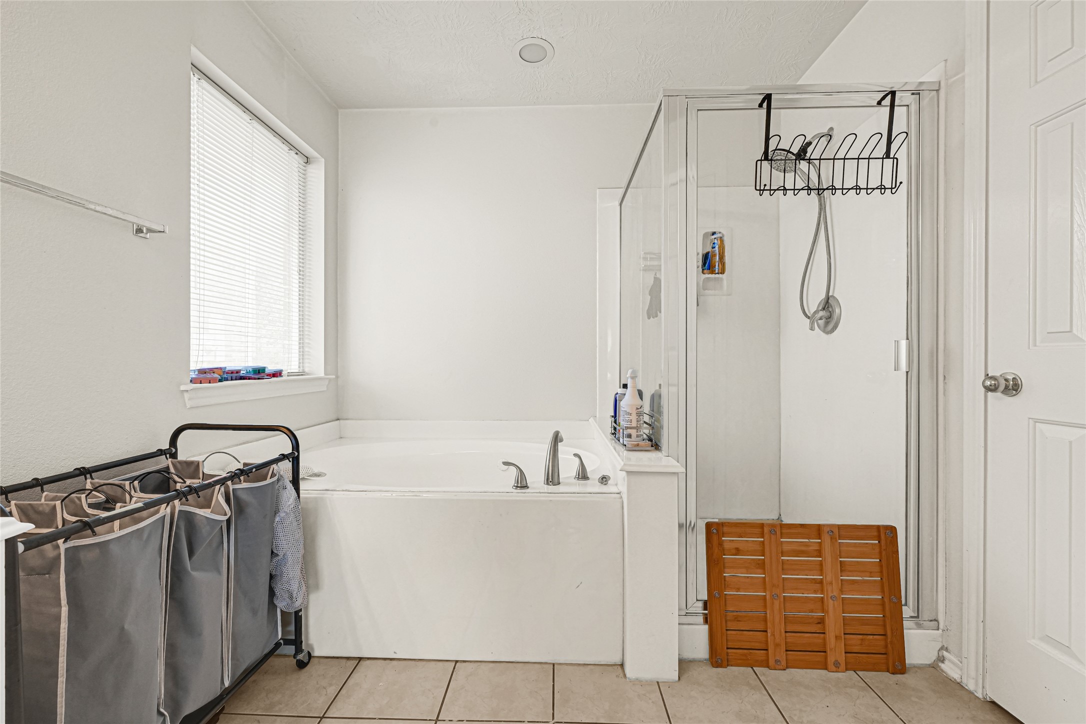 5707 Meadow Breeze Lane Rosharon, TX 77583 - Photo 17 of 26 a bathroom with a shower a sink and a mirror