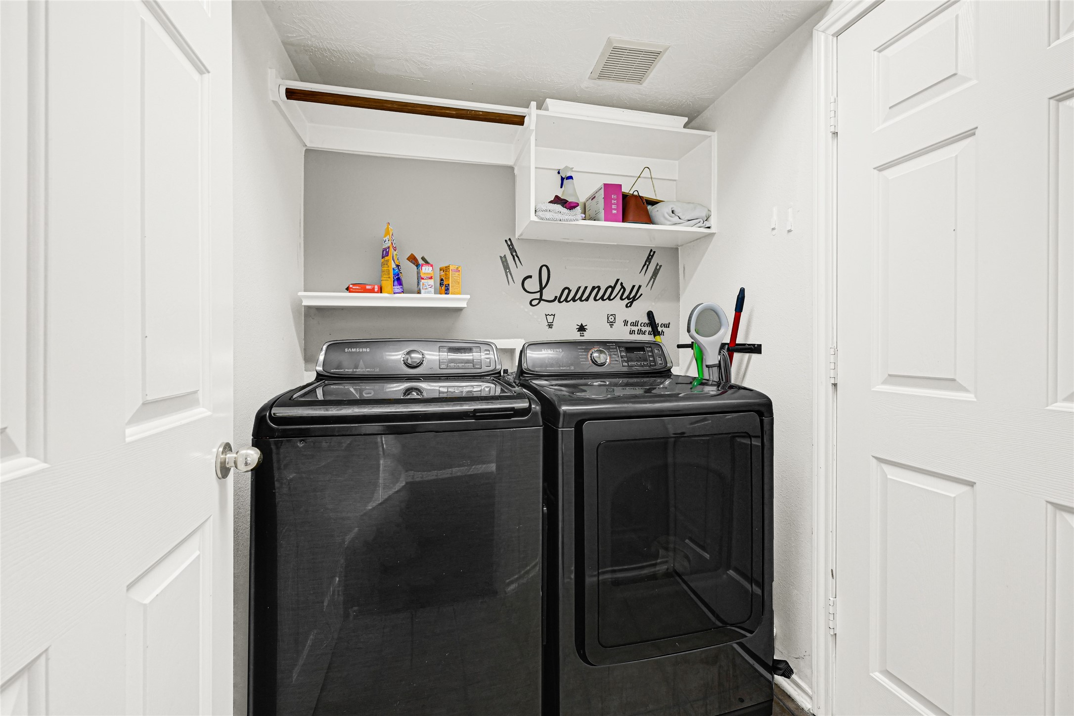 5707 Meadow Breeze Lane Rosharon, TX 77583 - Photo 22 of 26 a view of kitchen with breakfast area