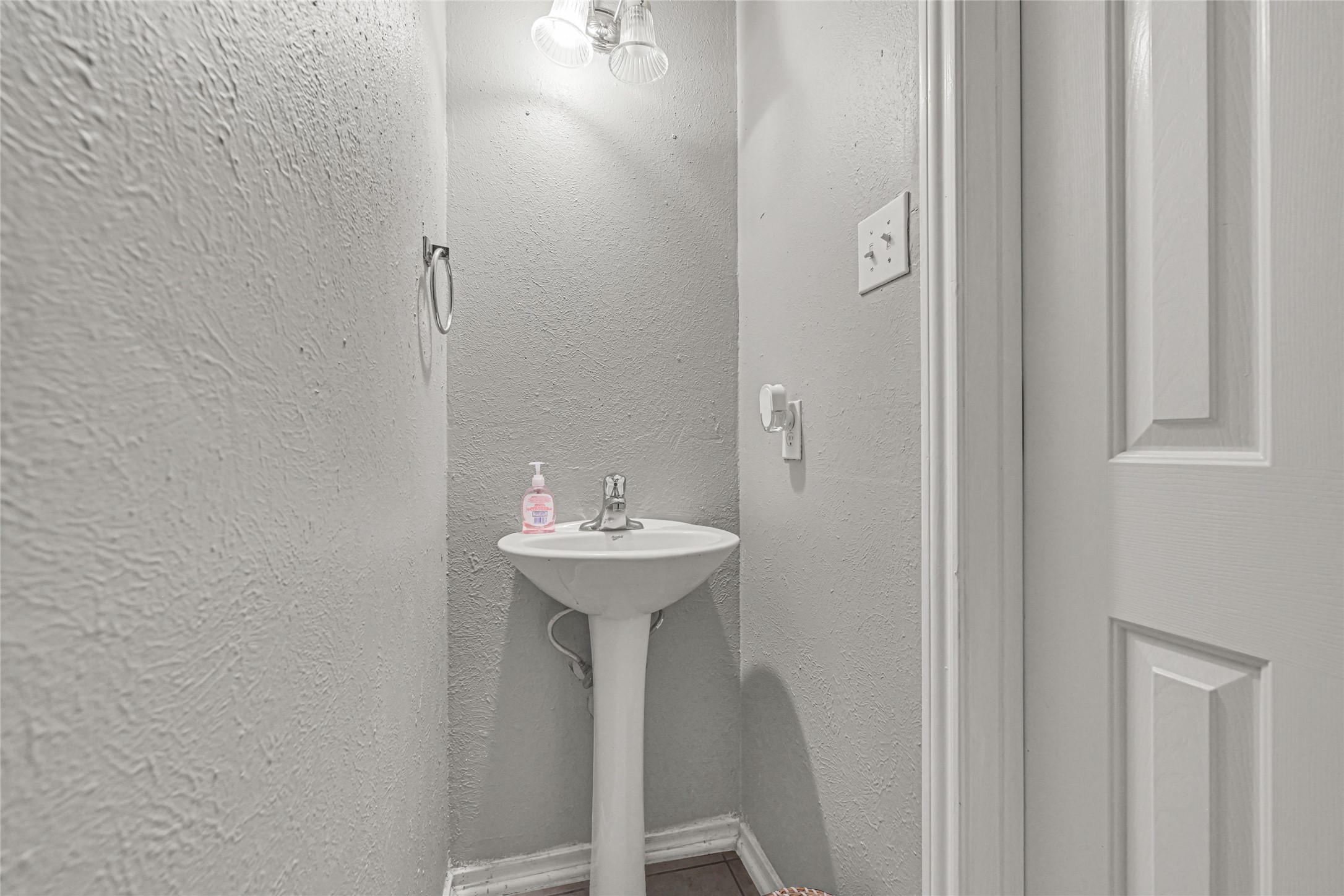 5707 Meadow Breeze Lane Rosharon, TX 77583 - Photo 23 of 26 a small bathroom with a sink and mirror