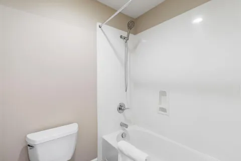 a view of yard with green space