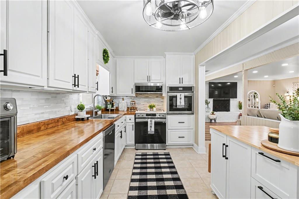 1833 Tom Odum Road Vidalia, GA 30474 - Photo 14 of 59 a kitchen with stainless steel appliances a stove sink and cabinets