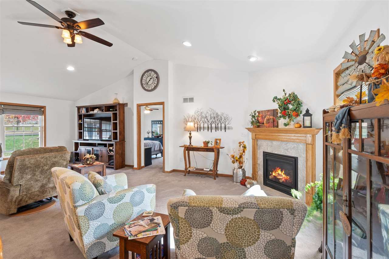 5709 Oak Crest Hill Road Southeast Riverside, IA 52327 - Photo 12 of 70 Gallery Image 12