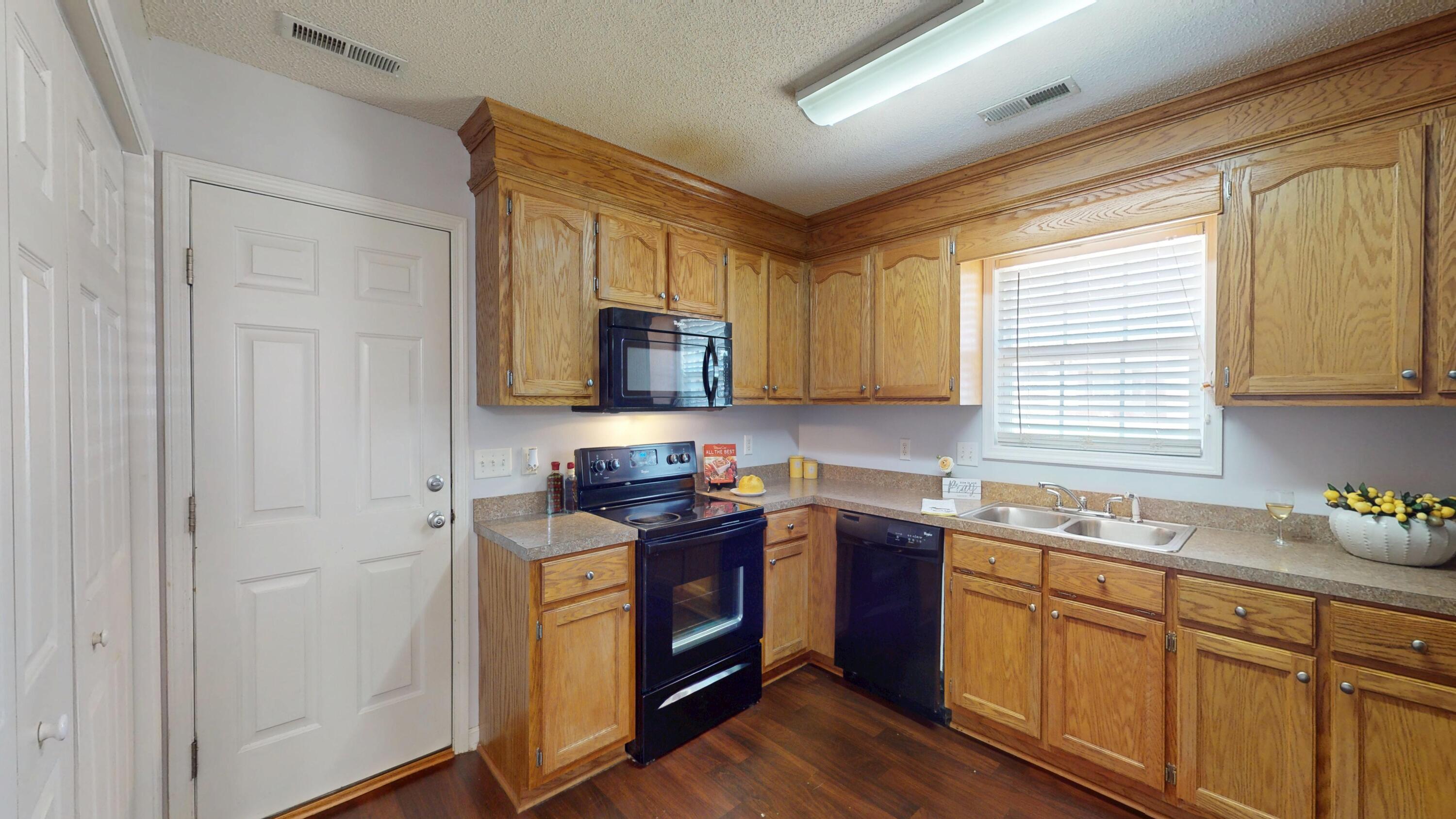 1342 Glastonbury Road Sumter, SC 29154 - Photo 7 of 33