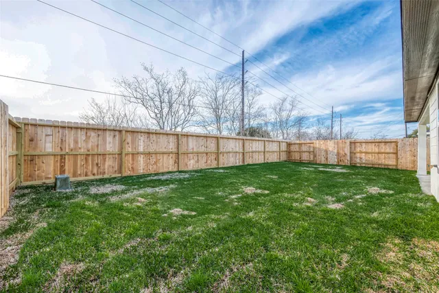 a view of backyard with pathway