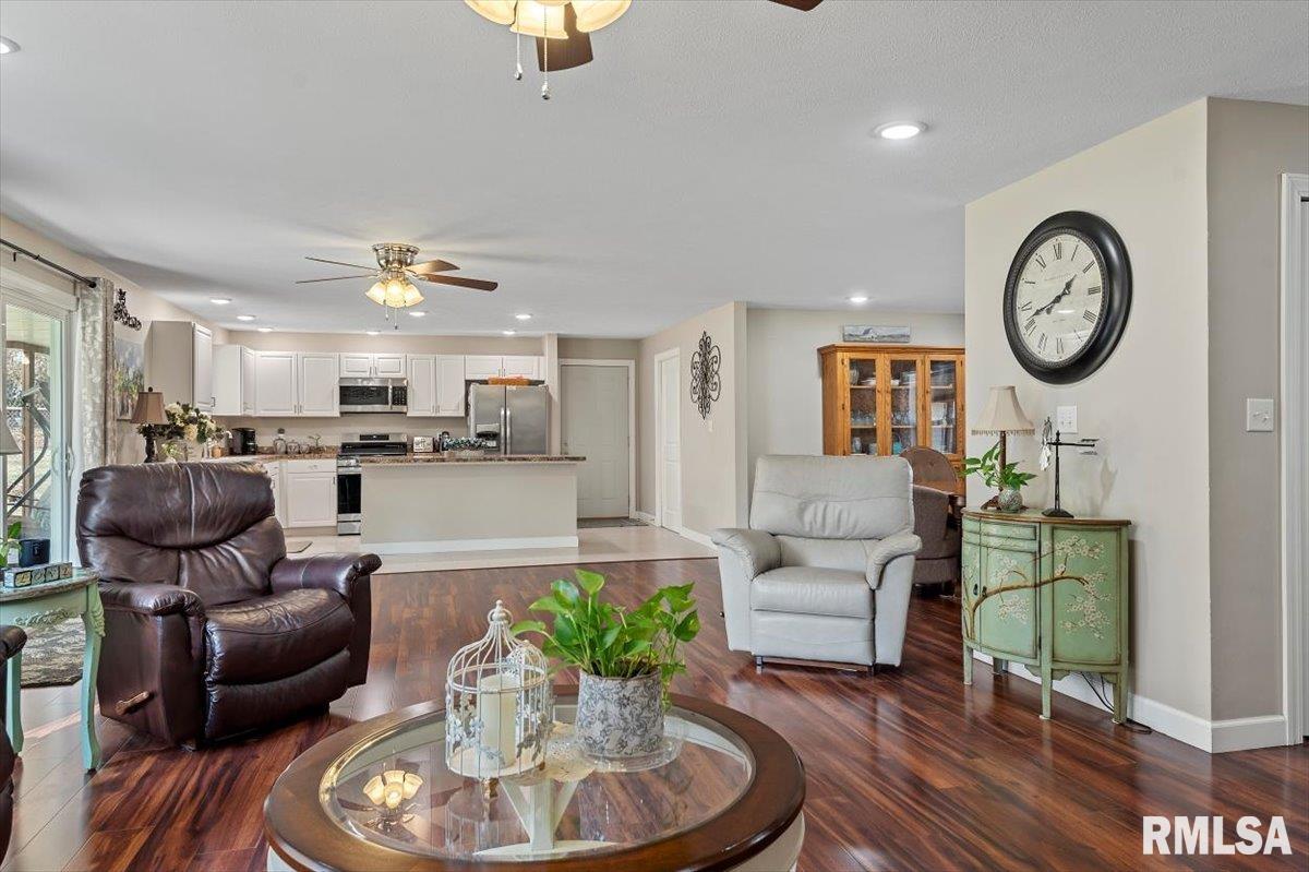 689 South Bradfordton Road Springfield, IL 62711 - Photo 3 of 42