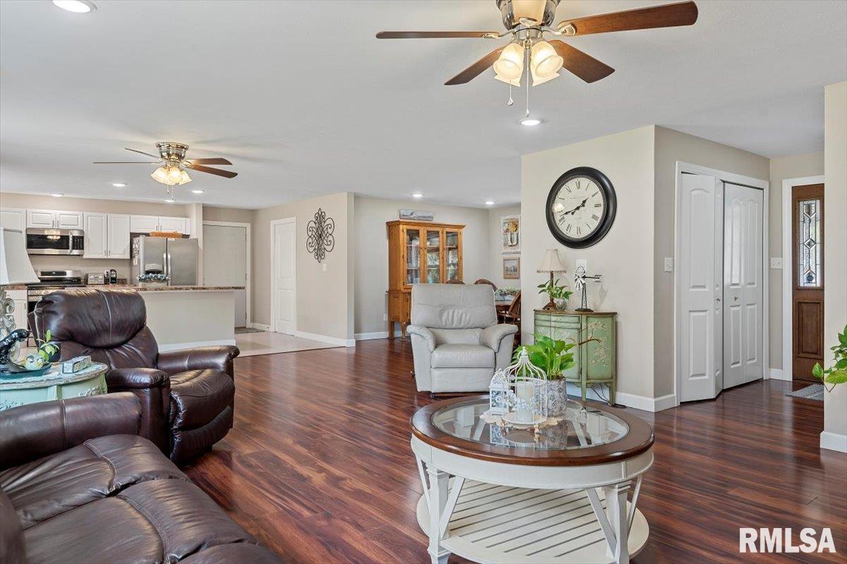 689 South Bradfordton Road Springfield, IL 62711 - Photo 4 of 42