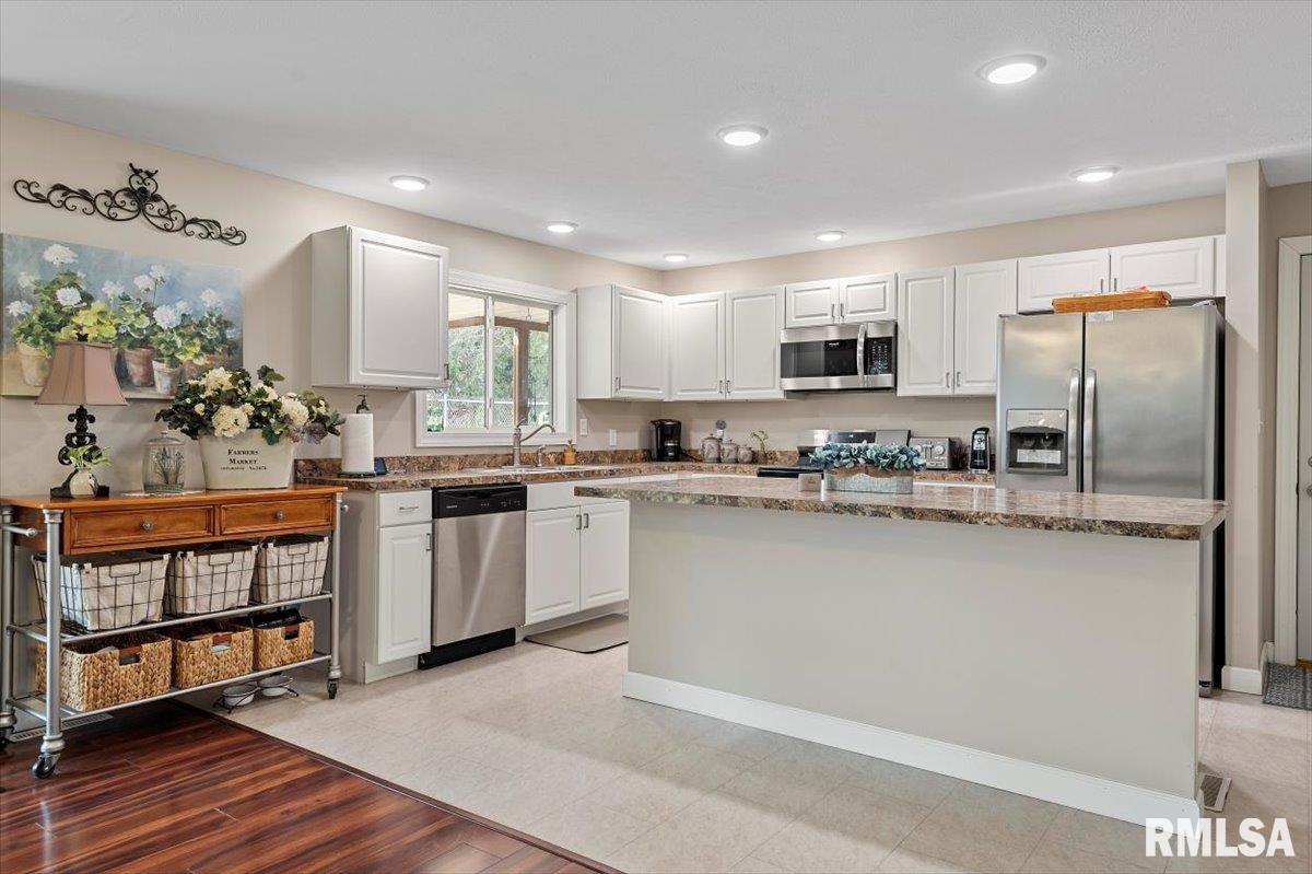 689 South Bradfordton Road Springfield, IL 62711 - Photo 7 of 42