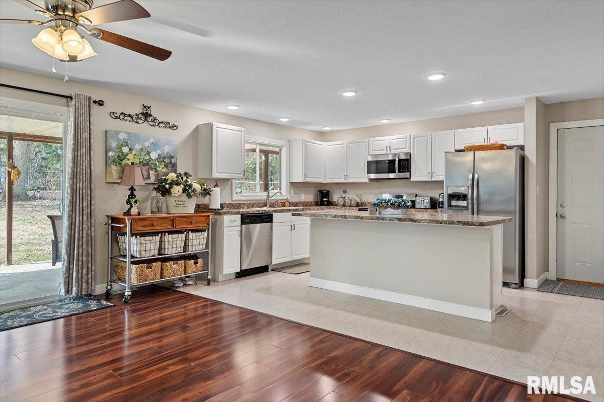 689 South Bradfordton Road Springfield, IL 62711 - Photo 8 of 42