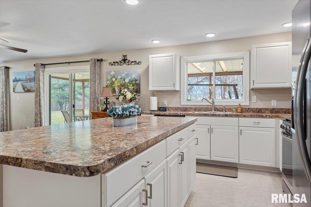 689 South Bradfordton Road Springfield, IL 62711 - Photo 9 of 42