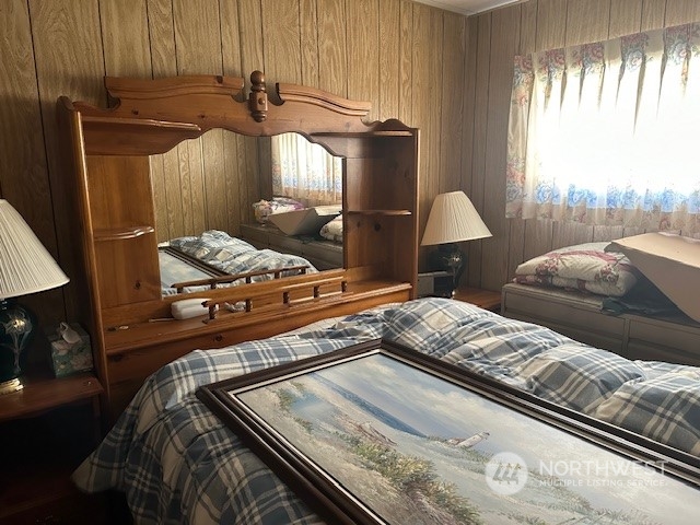 491 Mill Road, Unit 36 Sequim, WA 98382 - Photo 10 of 21 a bedroom with a bed and lamp