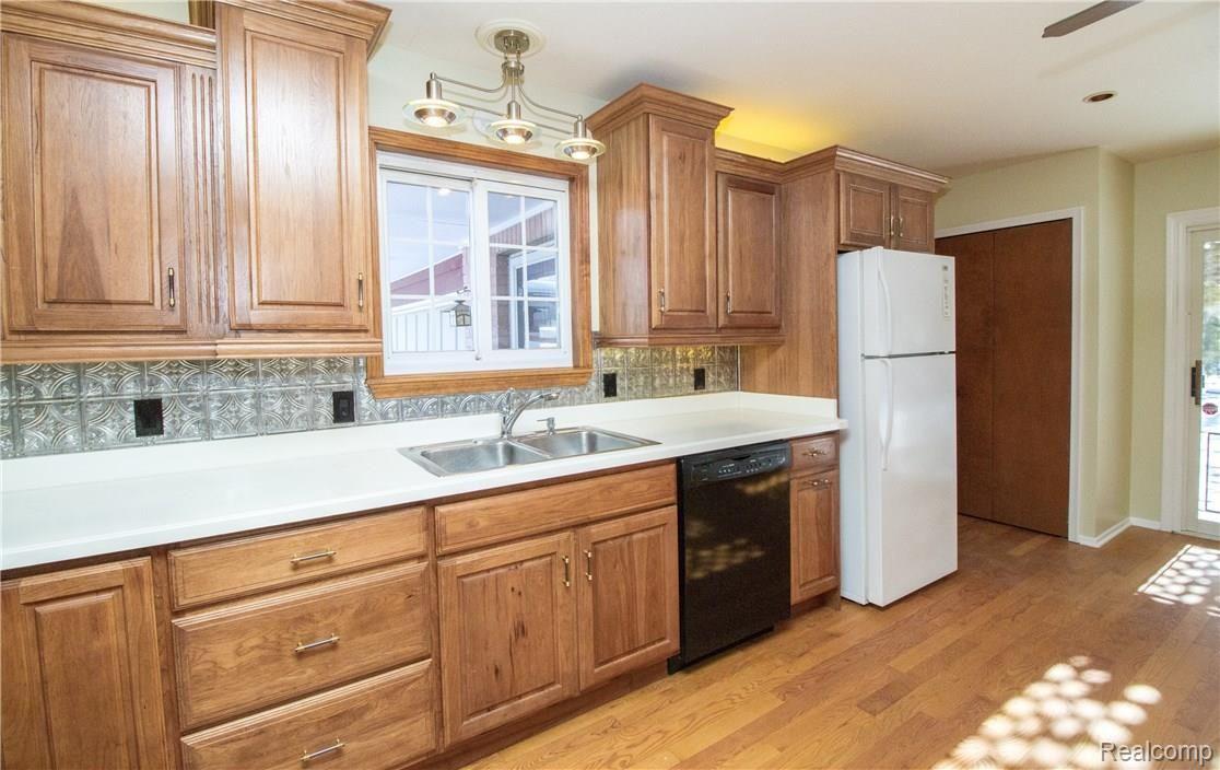 5501 Corunna Road Flint, MI 48532 - Photo 30 of 78 Kitchen2.jpg