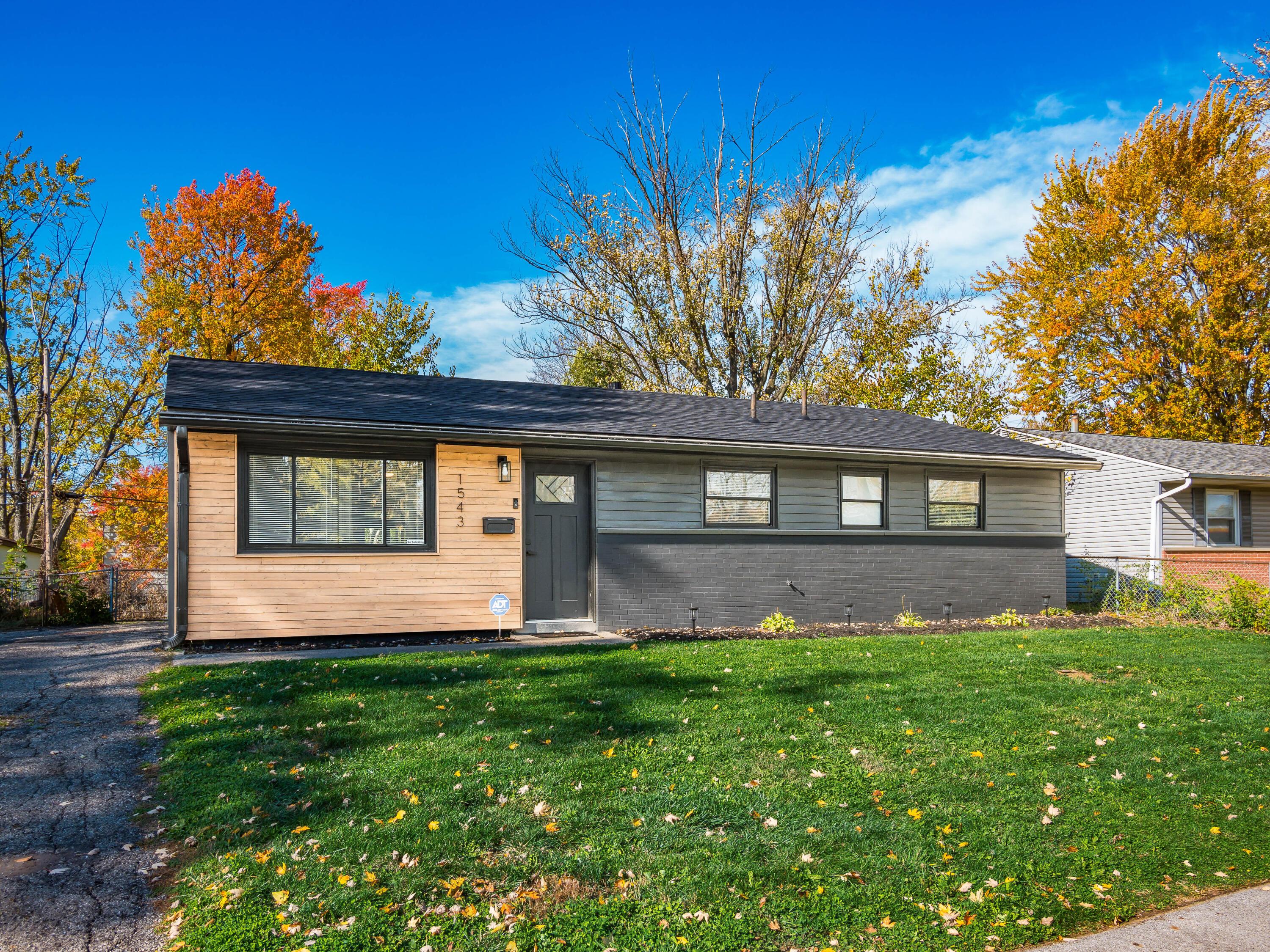 1543 South Hamilton Road Columbus, OH 43227 - Photo 1 of 31 front