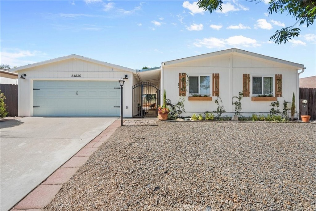24835 Split Rail Road Wildomar, CA 92595 - Photo 5 of 36 Bright and cheery look with no mowing!