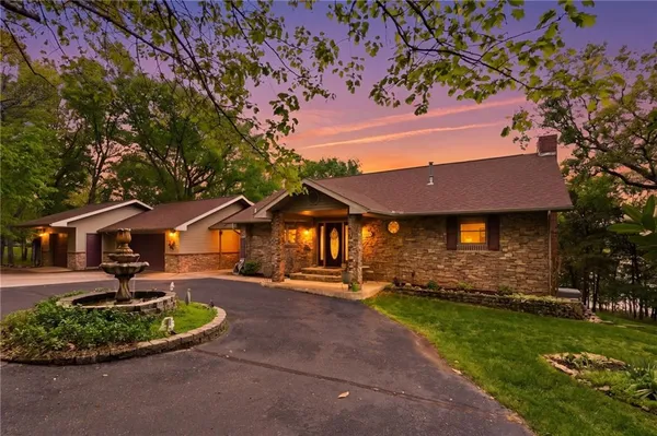 $875,000 | 1841 Lake Bluff Drive, Reeds Spring, MO 65737
