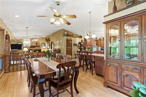 $875,000 | 1841 Lake Bluff Drive, Reeds Spring, MO 65737