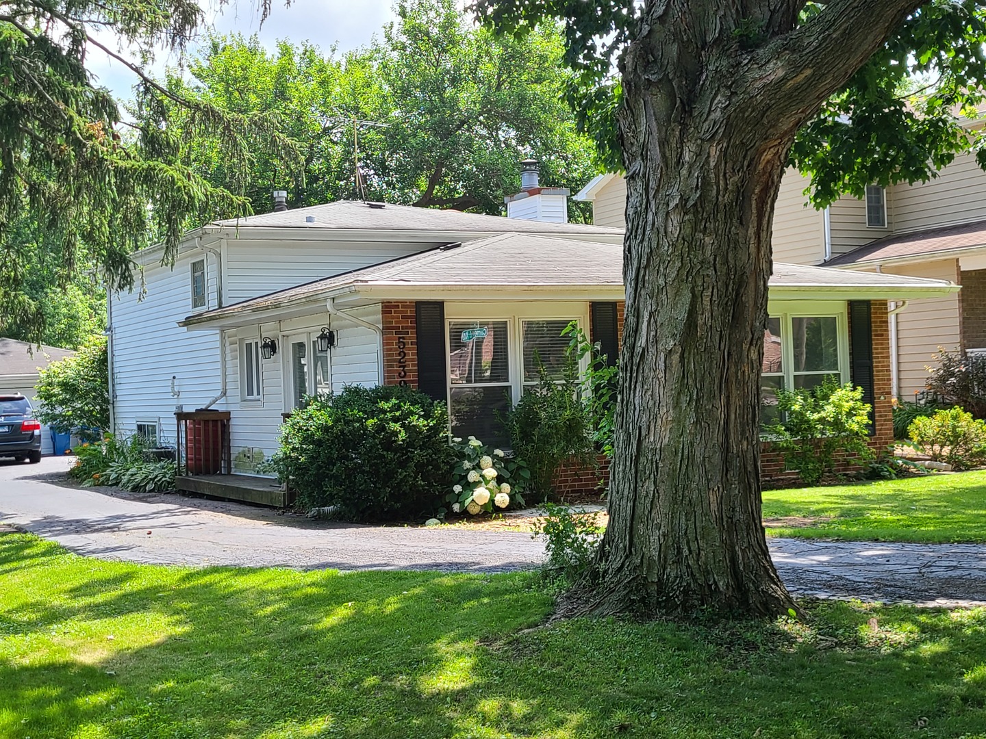 5239 Cumnor Road Downers Grove, IL 60515 - Photo 2 of 22