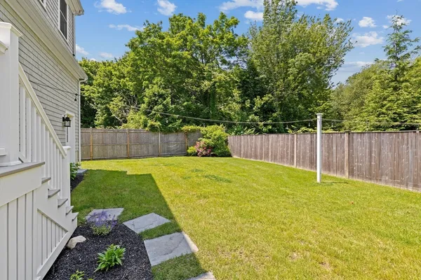 a view of a backyard