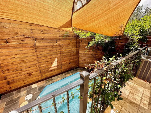 a view of a backyard