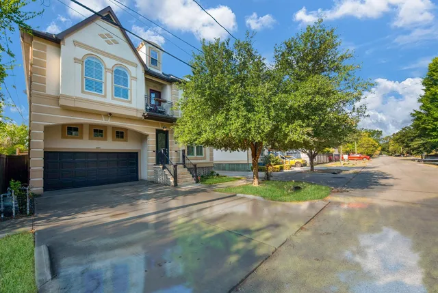 a view of a house with backyard and sitting area