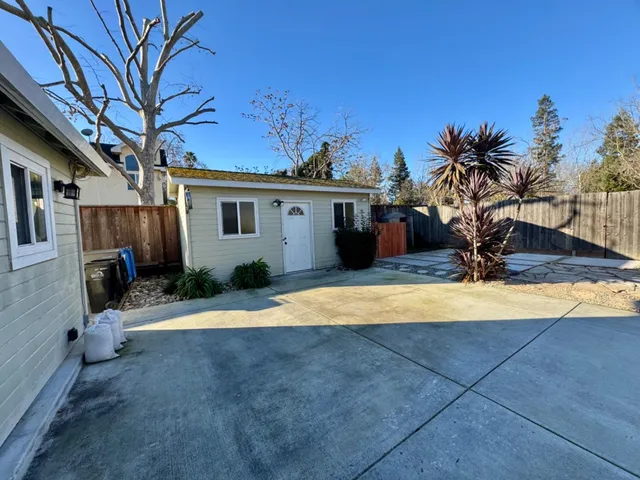 a view of a backyard