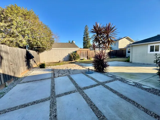 a view of a backyard