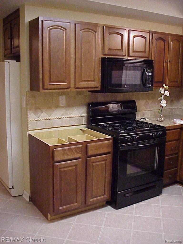 18115 Cornell Road Southfield, MI 48075 - Photo 16 of 22 STOVE,REF, D.W. & G.D.