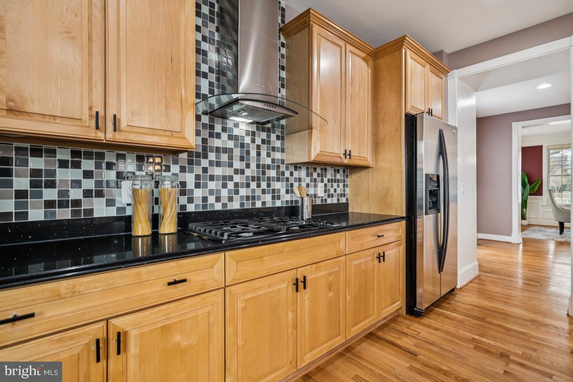41881 Redgate Way Ashburn, VA 20148 - Photo 17 of 60 Ceramic Tile Backsplash, Cooktop w/ Hood