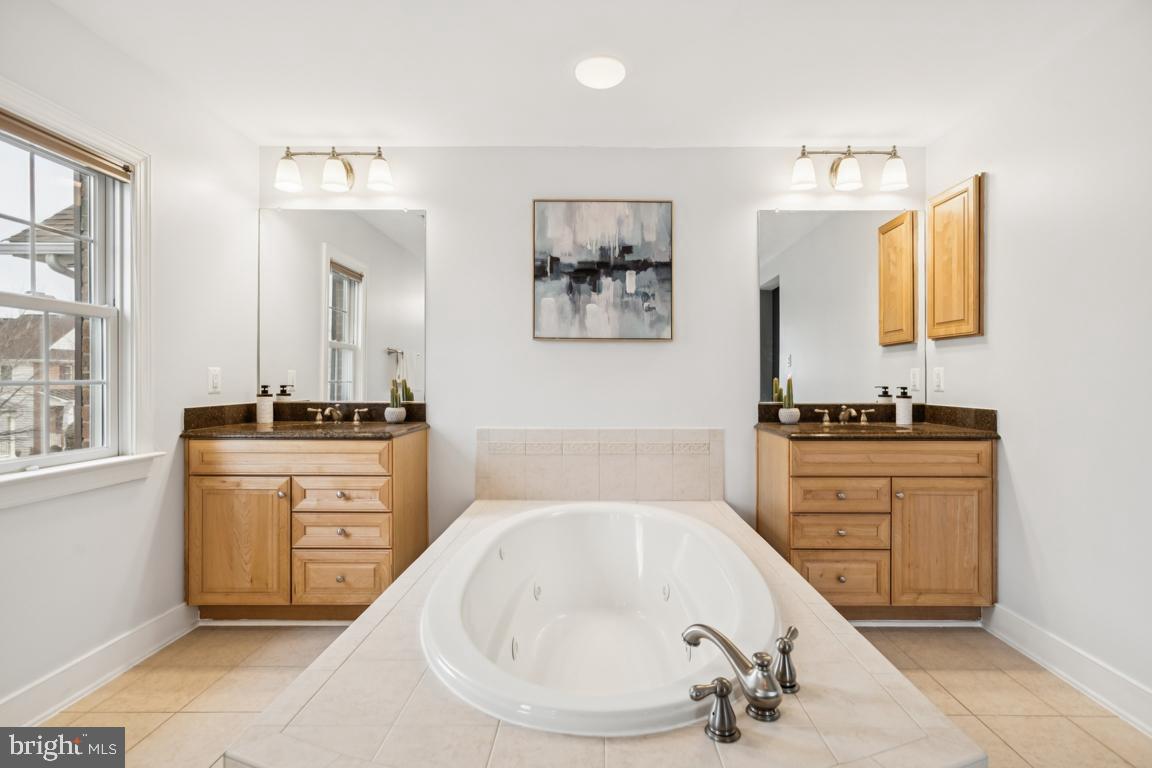 41881 Redgate Way Ashburn, VA 20148 - Photo 32 of 60 Primary Owners Bath with Soaking Tub