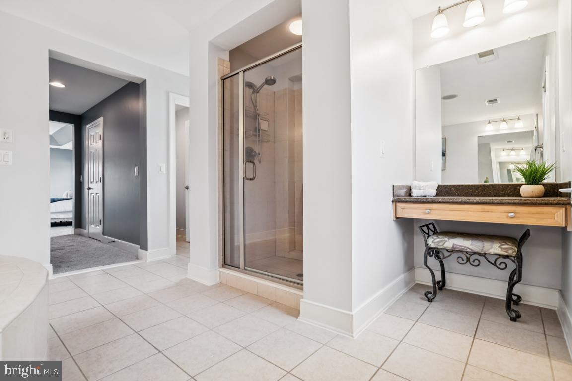 41881 Redgate Way Ashburn, VA 20148 - Photo 35 of 60 3rd Vanity