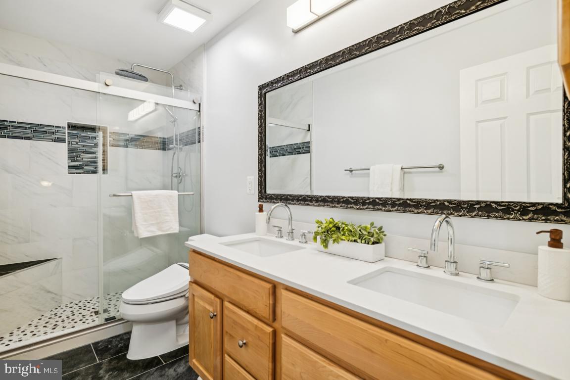 41881 Redgate Way Ashburn, VA 20148 - Photo 39 of 60 Remodeled Upper Hall Full Bathroom