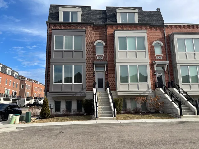 $799,000 | 1251 Gateway Court, Northbrook, IL 60062