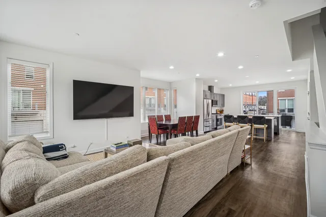 $799,000 | 1251 Gateway Court, Northbrook, IL 60062