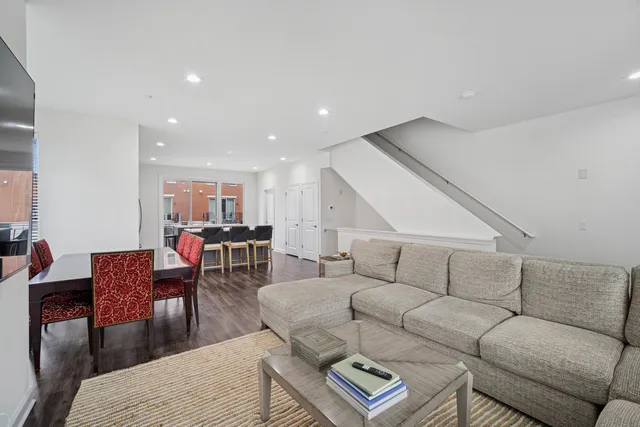 $799,000 | 1251 Gateway Court, Northbrook, IL 60062