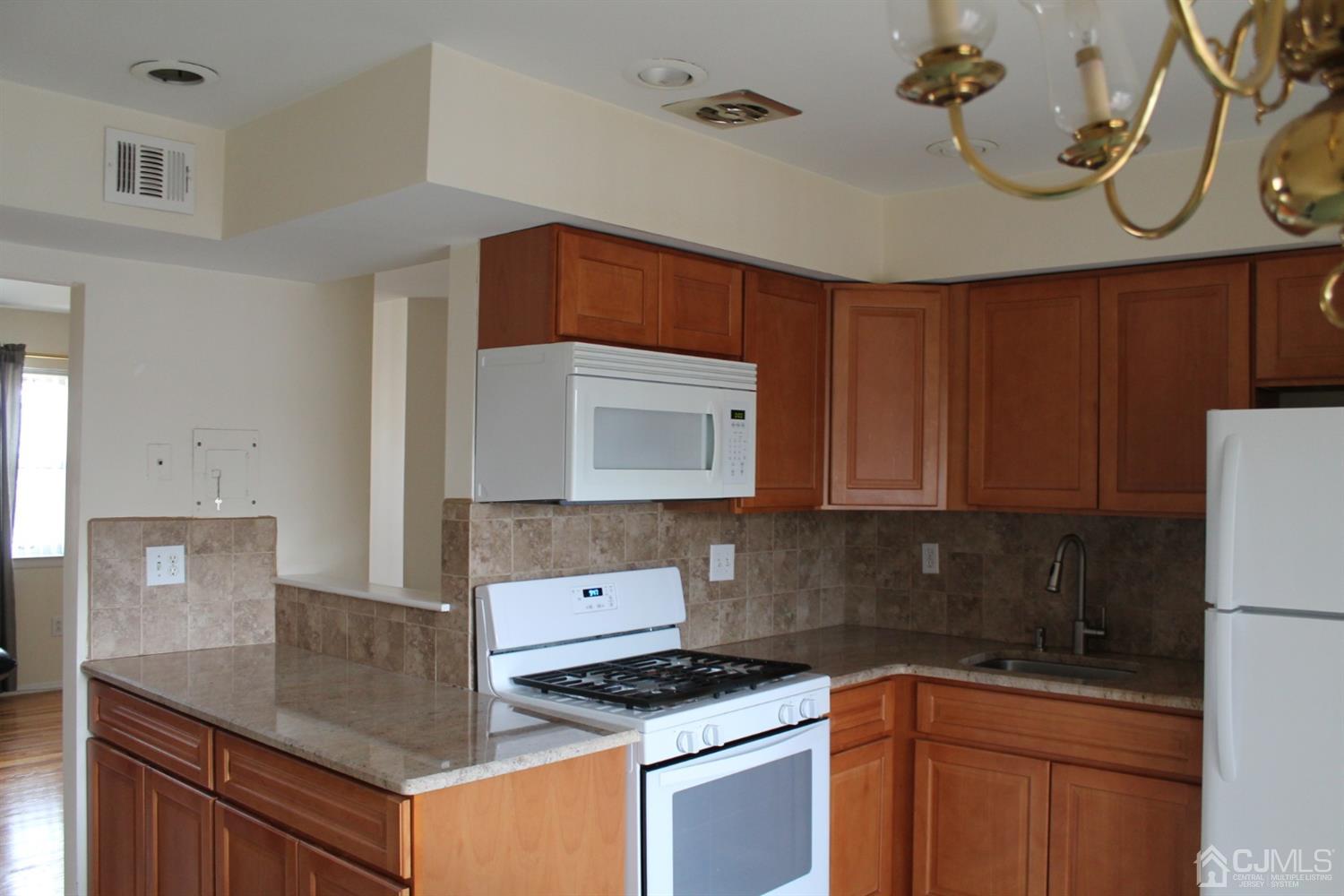 187 Evergreen Road, Unit 8B Edison, NJ 08837 - Photo 2 of 7 Gallery Image 2