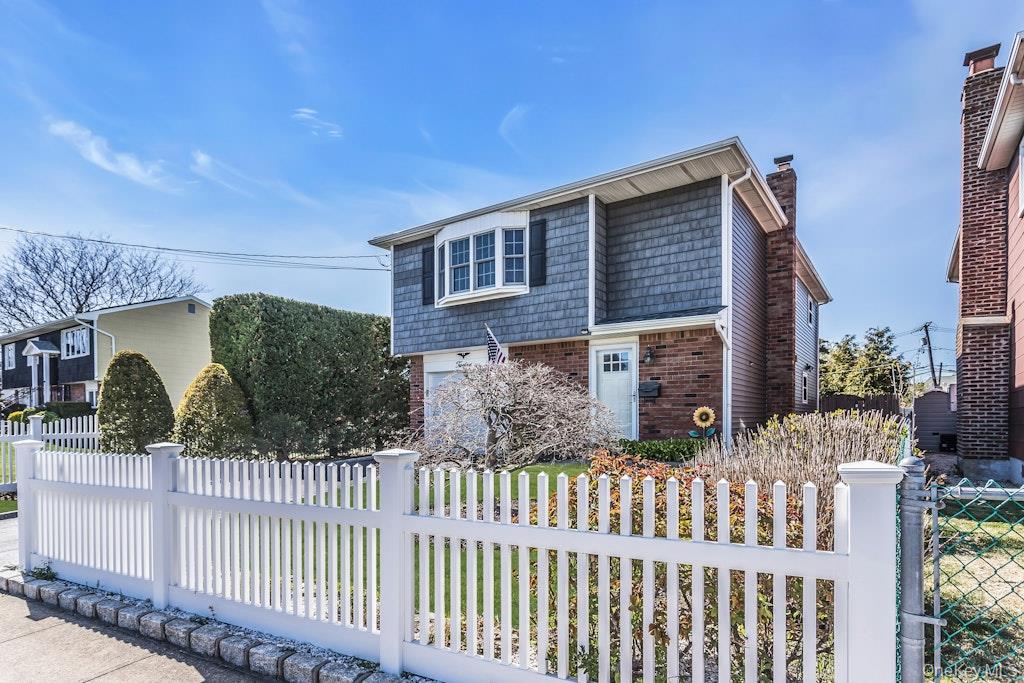 12 Spring Street Lindenhurst, NY 11757 - Photo 3 of 26