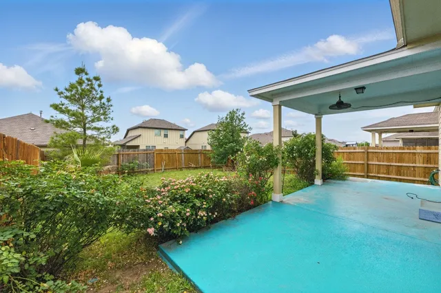 a view of a house with backyard and garden
