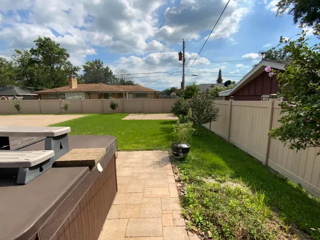 a view of a house with backyard