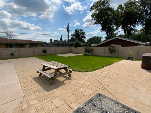 a front view of house with yard