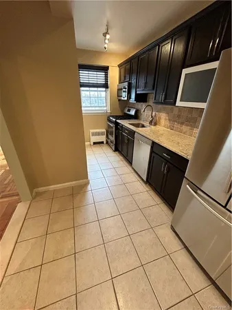$2,150 | 220 Pelham Road, Unit 5C, New Rochelle, NY 10805