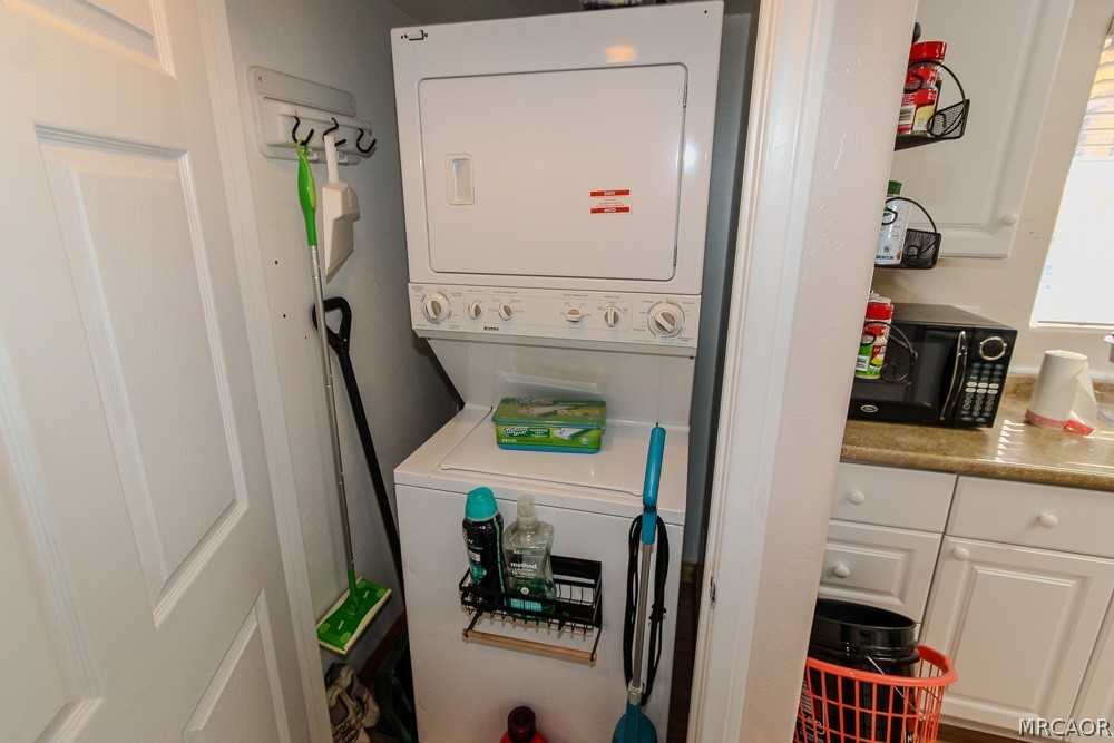 533 Victoria Lane Sugarloaf, CA 92386 - Photo 14 of 36 a utility room with wooden floor washer and dryer