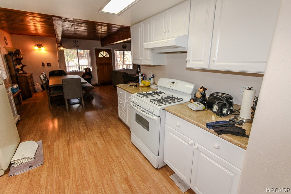 533 Victoria Lane Sugarloaf, CA 92386 - Photo 16 of 36 a kitchen with stainless steel appliances granite countertop a stove a sink dishwasher and cabinets with wooden floor