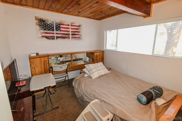 $2,400 | 533 Victoria Lane, Sugarloaf, CA 92386