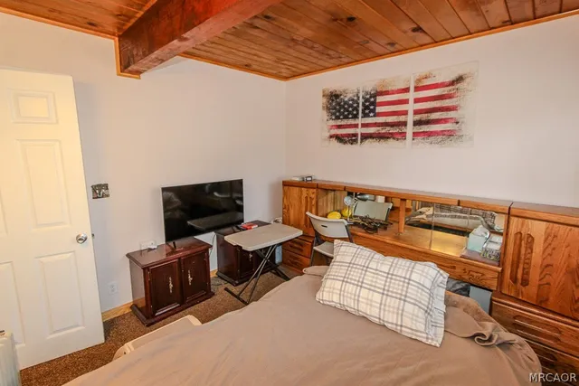 $2,400 | 533 Victoria Lane, Sugarloaf, CA 92386